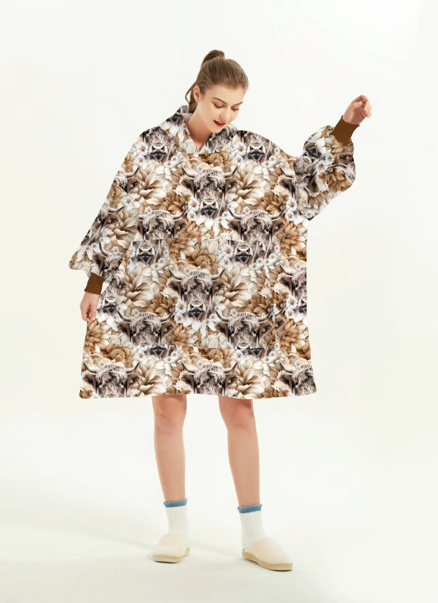 PRE ORDER - Adults highland daisy hooded blanket